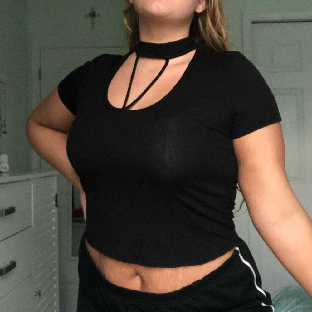 Cutout Neckline Cropped Tee shirt